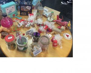 Mesa con objetos reciclados listos para su venta