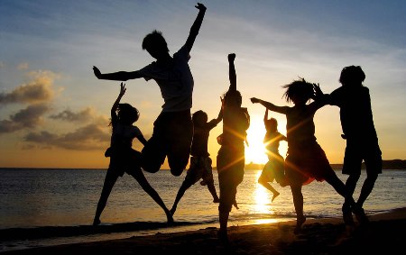 jovenes-eventos-playa-900x565