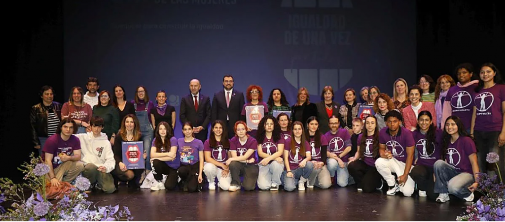 Imagen de grupo en el Teatro Palacio Valdés de Avilés - marzo 2025